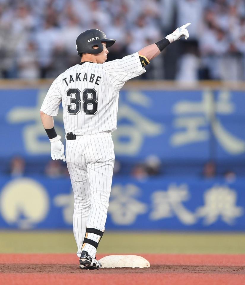 　２回、先制の右越え適時二塁打を放ちポーズを決める高部（撮影・開出牧）