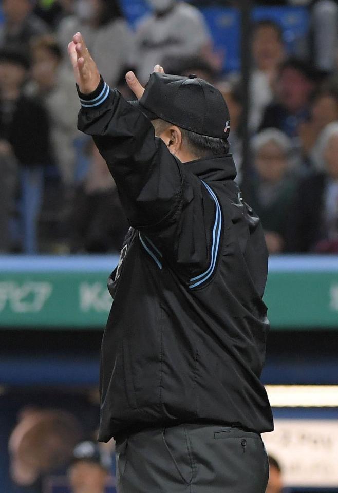 　リプレー検証の結果、再度ファールの判定（撮影・佐藤厚）