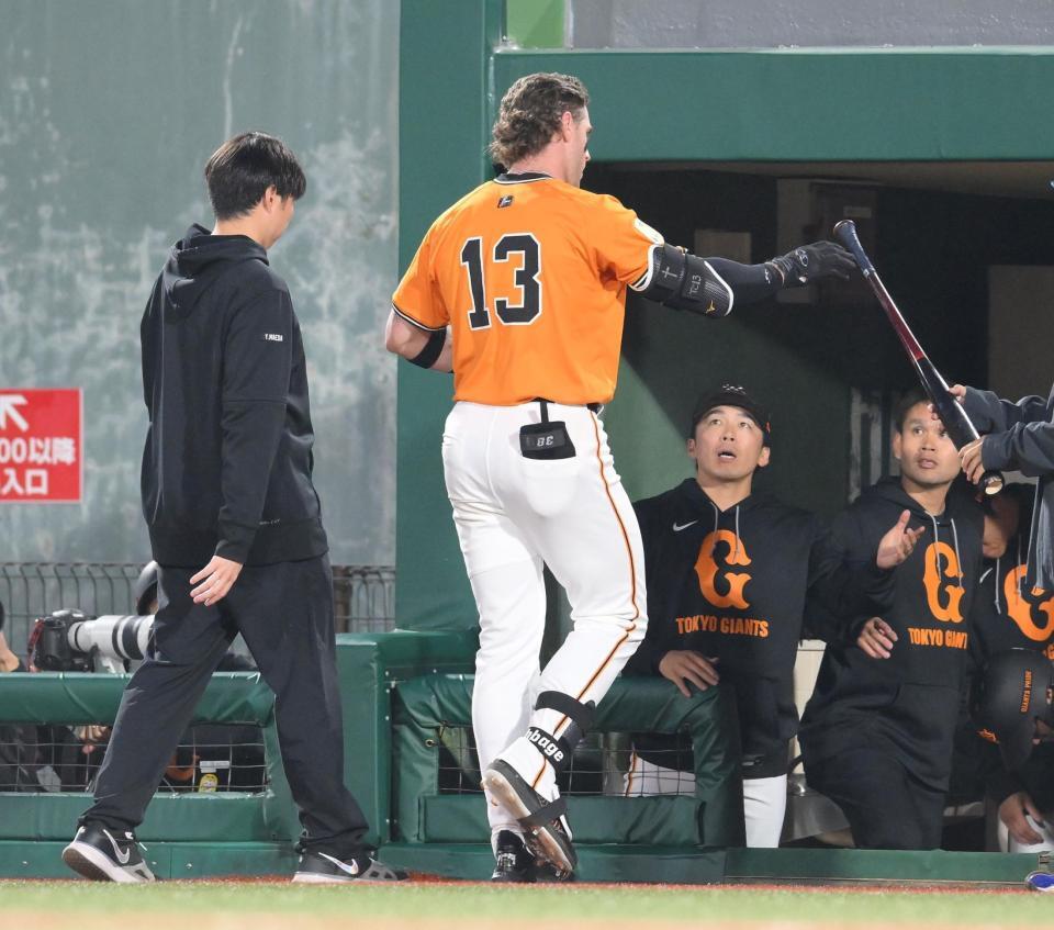 　４回、適時打を放つも代走が送られ、ベンチに下がるキャベッジ（１３）＝撮影・伊藤笙子