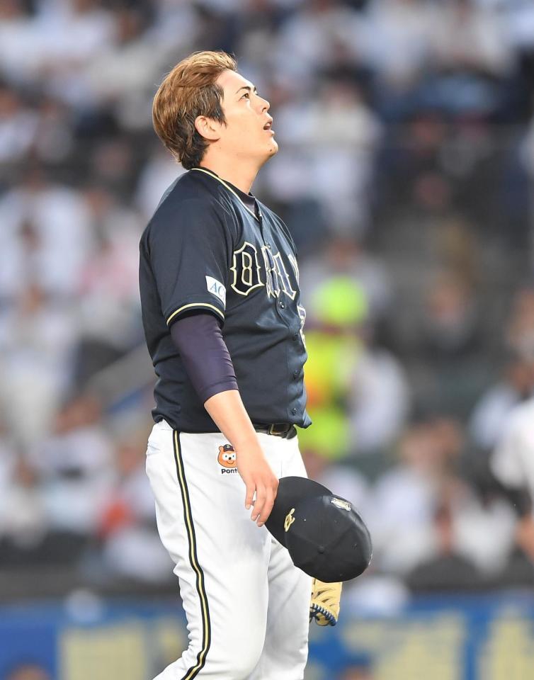 　２回、山本に死球を与え帽子を取る九里（撮影・開出牧）