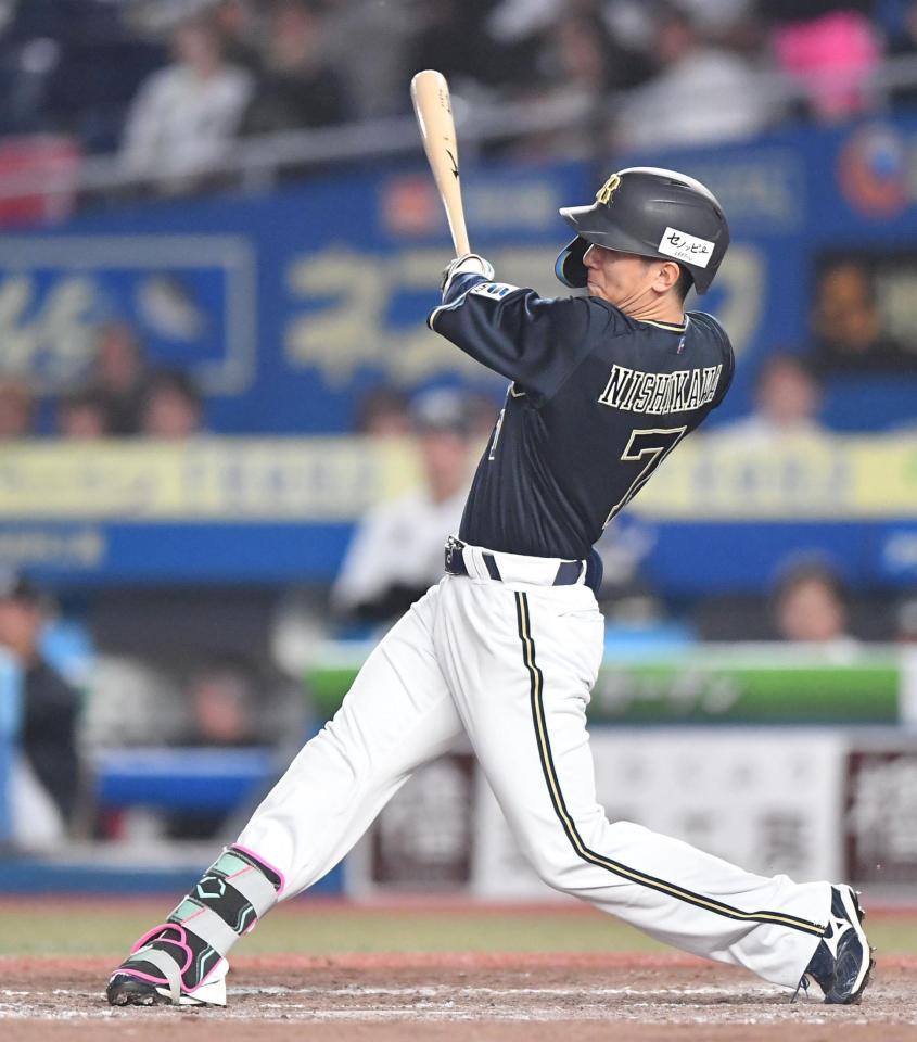 　９回、中前適時打を放つ西川（撮影・開出牧）