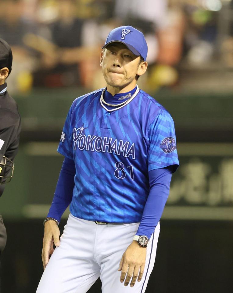 　１１回の攻撃を終え、選手交代を告げる三浦監督（撮影・北村雅宏）