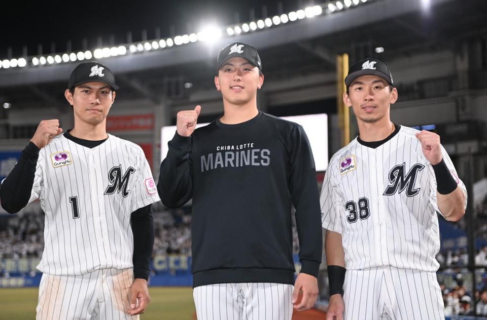 　７回２安打無失点の好投で今季３勝目を挙げガッツポーズを決める田中晴（中央）。左は４安打の藤原（左）、右は先制タイムリーを放った高部（撮影・開出牧）