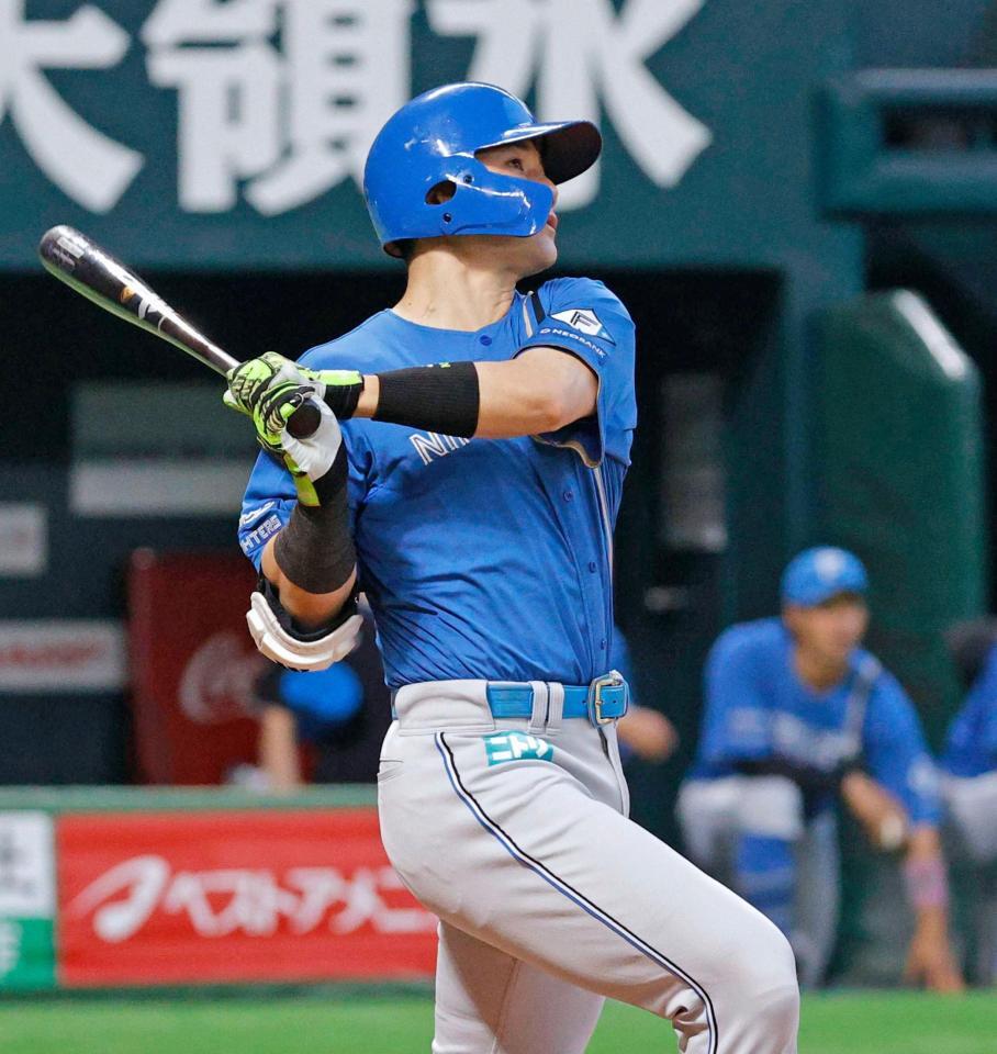 　５回、先制ソロを放つ清宮幸