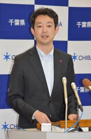　記者団の取材に応じる千葉県の熊谷俊人知事＝２８日午前、千葉県庁