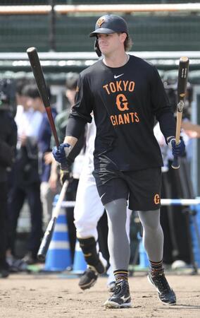 　打撃練習に向かうキャベッジ（撮影・伊藤笙子）