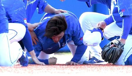 　守備練習中にボールが顔面に直撃し倒れ込む板山（撮影・佐藤厚）