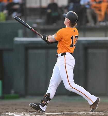 　１回、ＮＰＢ通算１１万号となる右越えソロを放つキャベッジ（撮影・伊藤笙子）