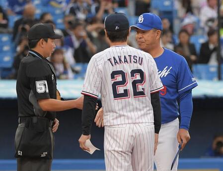 ヤクルト 高津監督のリクエストが成功!沢井がフェンス際で大飛球を好捕もフェアの判定 リプレー検証で覆る 本拠地は大歓声