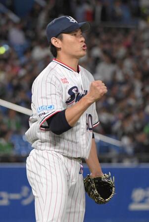 　５回、村松を右飛に打ち取りガッツポーズする高梨（撮影・佐藤厚）