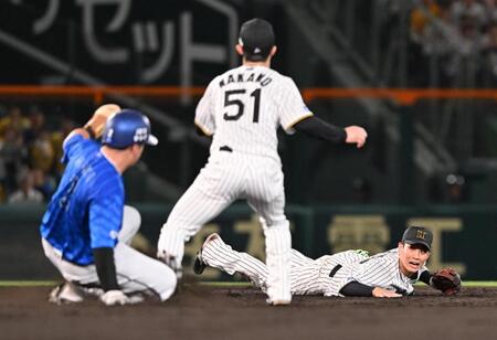 　５回、木浪（右）は宮崎の打球を好捕するも二塁へのトスがそれ内野安打にする（撮影・西田忠信）