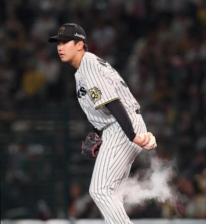 　５回、満塁のピンチを迎え、ロジンを手にする門別（撮影・北村雅宏）