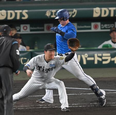 　７回、併殺打に倒れるオースティン（撮影・飯室逸平）