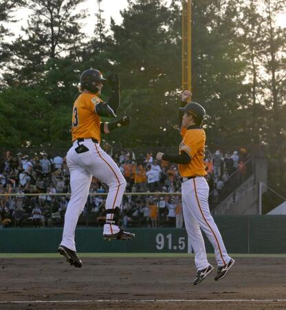 　ＮＰＢ通算１１万号となる右越えソロを放ち、松本コーチ（右）とジャンピングハイタッチをするキャベッジ（撮影・伊藤笙子）