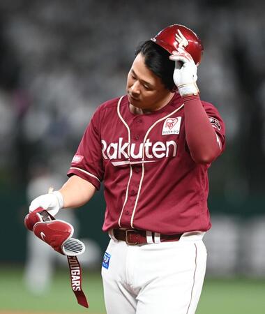 　６回、中飛に倒れガックリの浅村（撮影・園田高夫）