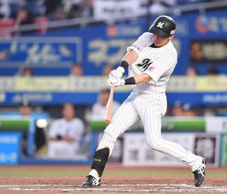 　２回、先制の左前適時打を放つ高部（撮影・開出牧）