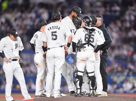 　６回、若月に同点の右前適時打を打たれた２番手・ゲレーロ（右中央）＝撮影・開出牧