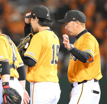 　７回、山崎（左）の肩をたたき、交代を告げる阿部監督（撮影・伊藤笙子）