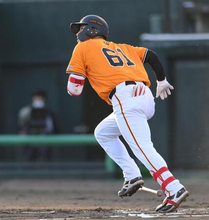 　１回、先頭打者本塁打を放ち、打球を見つめる増田陸（撮影・伊藤笙子）