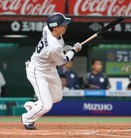 　１回西武１死一、三塁、長谷川が左前に適時打を放つ＝ベルーナドーム