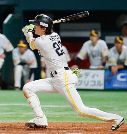 　９回、周東が右越えにサヨナラ二塁打を放つ