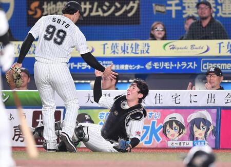 　７回、森の捕邪飛を好捕した寺地（中央）。左は手を差し伸べる一塁手のソト。右後方はベンチで手を叩く吉井監督（撮影・開出牧）