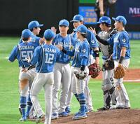 　ソフトバンクに勝利し、タッチを交わす日本ハムナイン