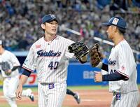 　５回の投球を終え、ベンチに戻る高梨（左）