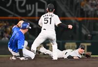 　５回、木浪（右）は宮崎の打球を好捕するも二塁へのトスがそれ内野安打にする（撮影・西田忠信）