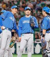 　７回、野村に同点打を許し降板する池田（中央）