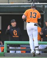 　１回、ＮＰＢ通算１１万号となる右越えソロを放ったキャベッジ（右）を迎える阿部監督（撮影・伊藤笙子）