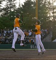 　ＮＰＢ通算１１万号となる右越えソロを放ち、松本コーチ（右）とジャンピングハイタッチをするキャベッジ（撮影・伊藤笙子）