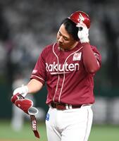 　６回、中飛に倒れガックリの浅村（撮影・園田高夫）