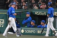 　５回、ベンチで厳しい表情の三浦監督（中央）＝撮影・飯室逸平