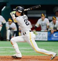 　９回、周東が右越えにサヨナラ二塁打を放つ