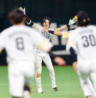 　９回、サヨナラ二塁打を放ち、喜ぶ周東