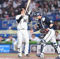 　９回、空振り三振に倒れ天を仰ぐ藤原。捕手・若月（撮影・開出牧）