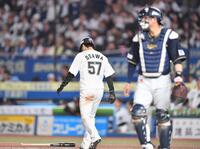 　８回、寺地の遊直で飛び出して併殺となり肩を落とす代走・小川（５７）。捕手・若月（撮影・開出牧）