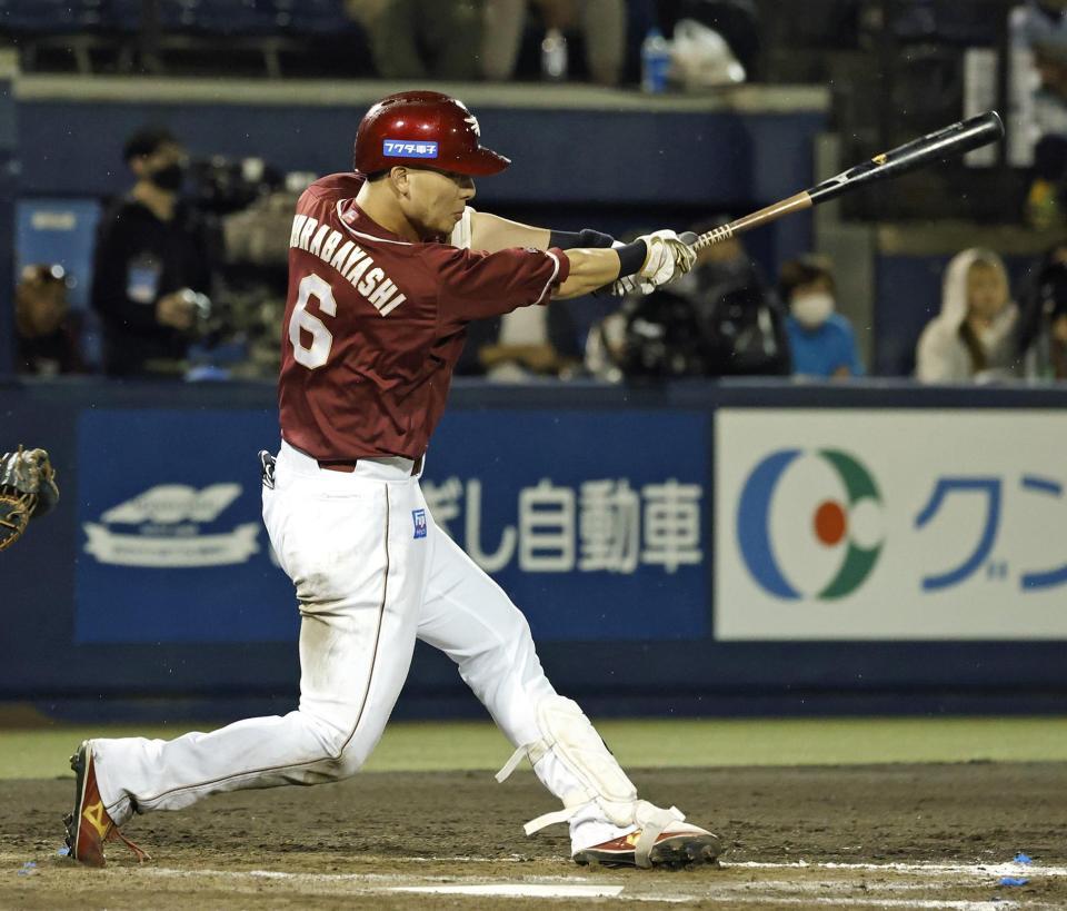 　９回、村林が左前に適時打を放つ