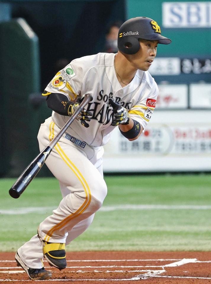 　１回、近藤が右前打を放つ