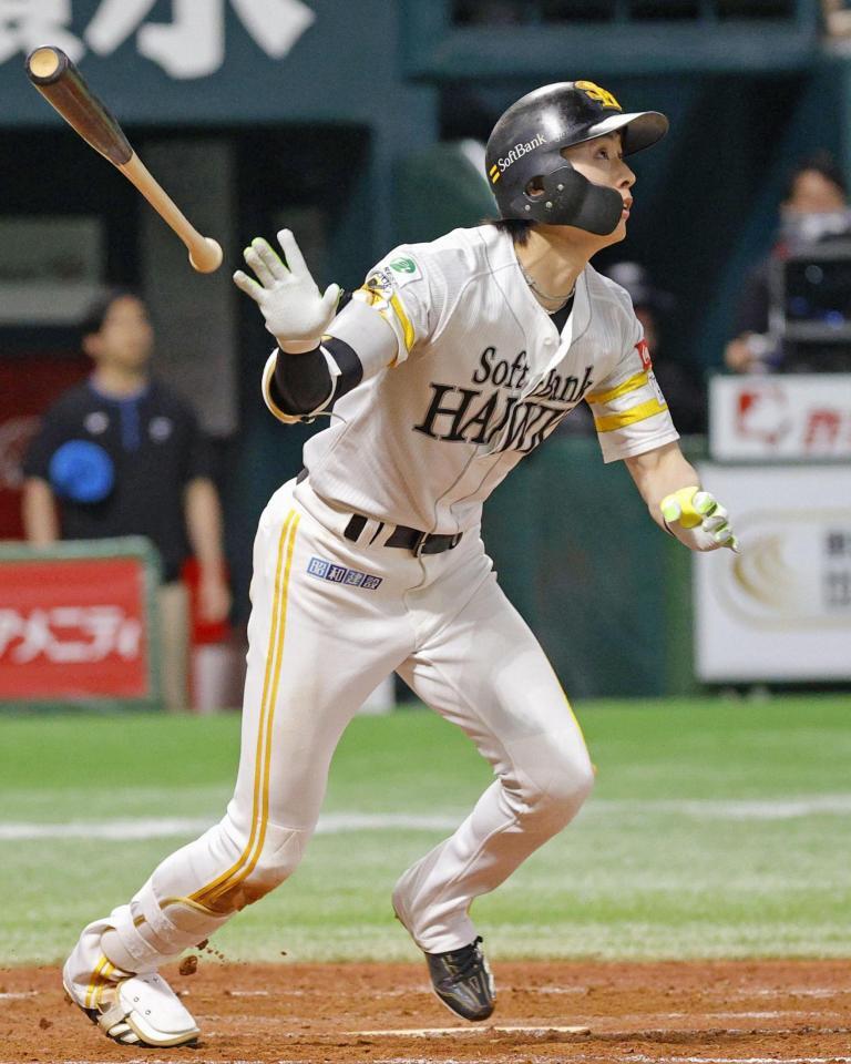 　５回、周東が右越えに本塁打を放つ