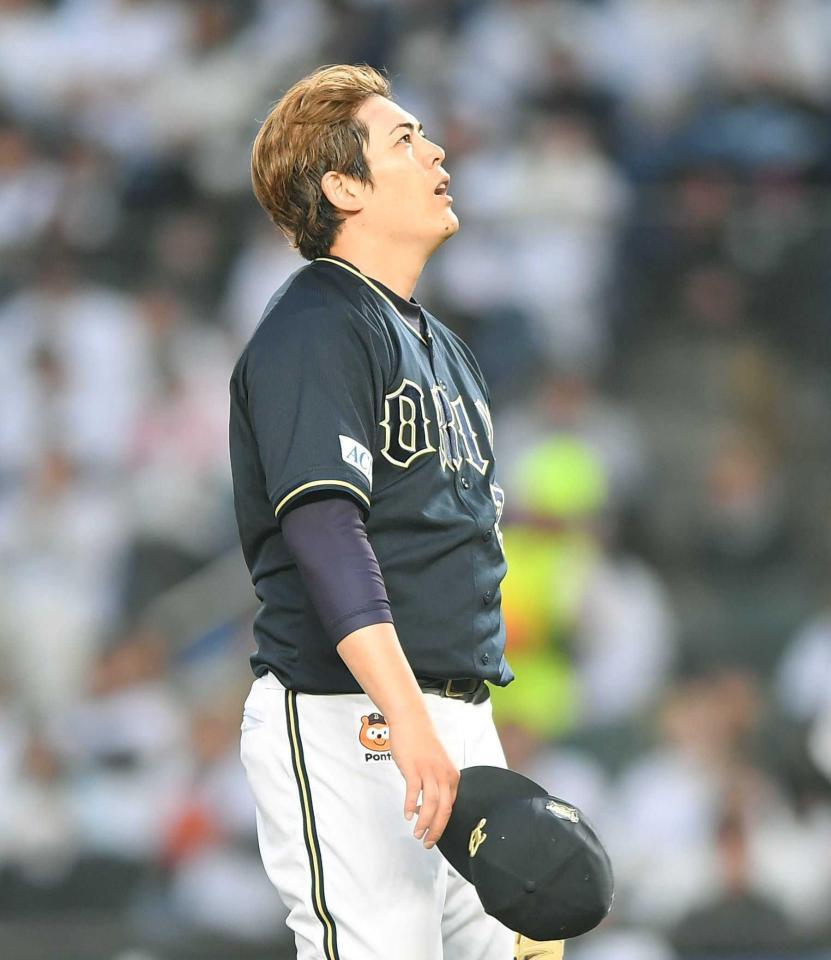 　２回、山本に死球を与え帽子を取る九里（撮影・開出牧）