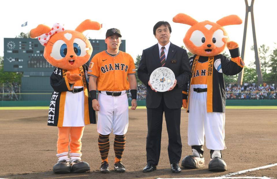 　試合前、「がんばろう石川！贈呈式」に出席した浅野（左）と馳浩石川県知事（撮影・伊藤笙子）