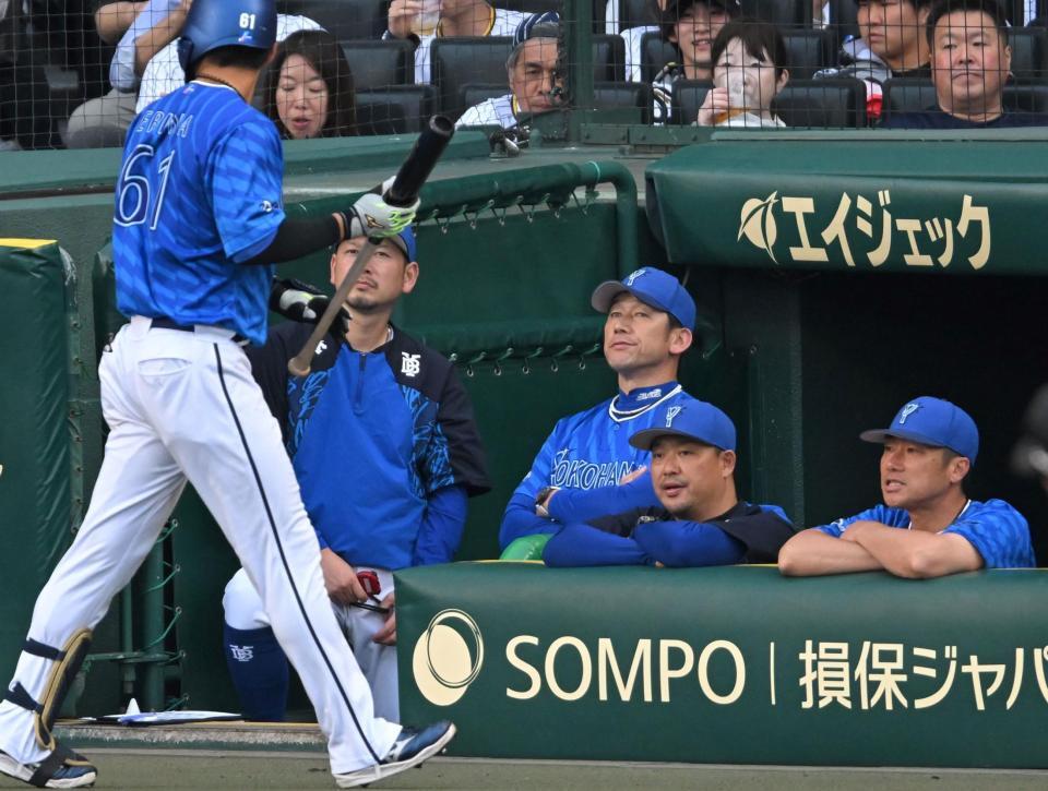 　２回、ベンチから戦況を見守る三浦監督（撮影・飯室逸平）