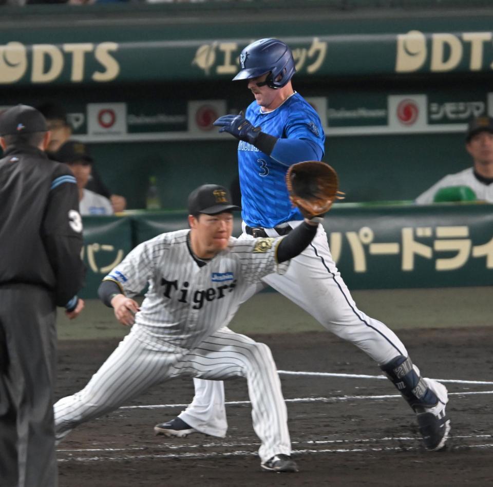 　７回、併殺打に倒れるオースティン（撮影・飯室逸平）