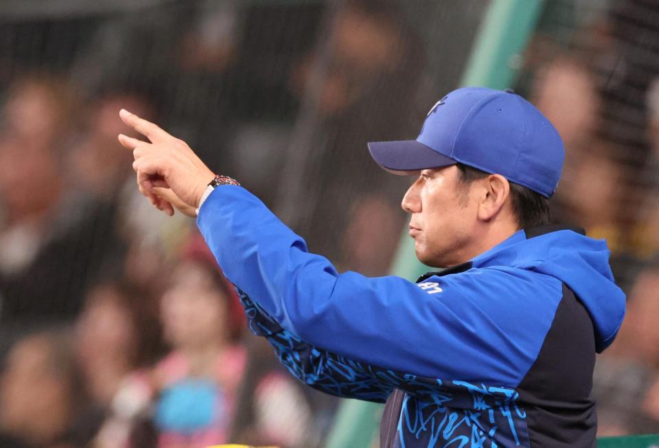 　７回、オースティンの一塁アウト判定に、リクエストする三浦監督（撮影・北村雅宏）