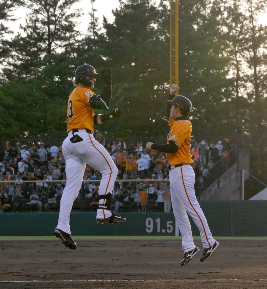 　ＮＰＢ通算１１万号となる右越えソロを放ち、松本コーチ（右）とジャンピングハイタッチをするキャベッジ（撮影・伊藤笙子）