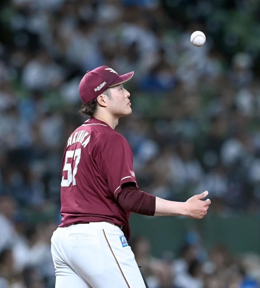 　初回２点を奪われ、白球をもてあそぶ滝中（撮影・園田高夫）