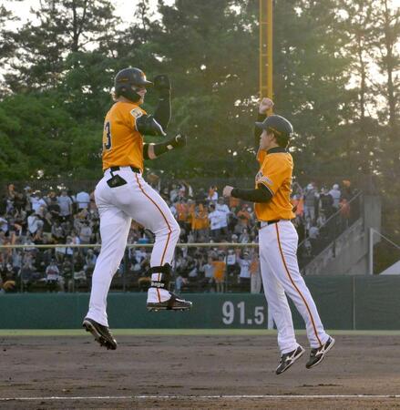 　１回、ＮＰＢ通算１１万号となる右越えソロを放ち、松本コーチ（右）とジャンピングハイタッチをするキャベッジ（撮影・伊藤笙子）