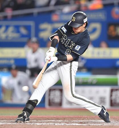 　９回、勝ち越しに右前適時打を放つ麦谷（撮影・開出牧）